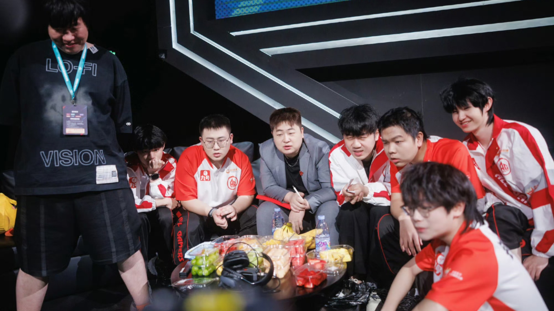 深刻对决！比赛中的精彩瞬间令人目不转睛的简单介绍