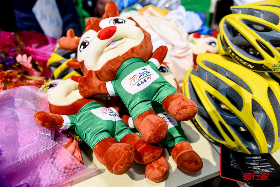 瓦朗谢纳主场大胜，球迷高唱胜利进行曲