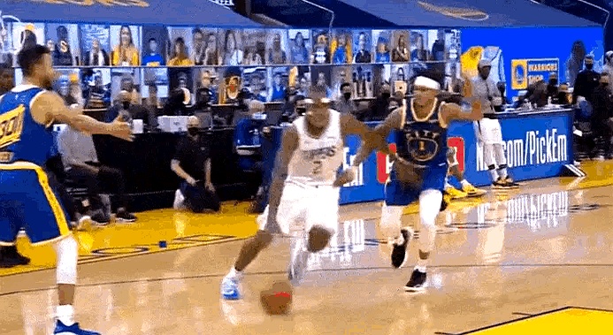 激烈对抗犹如硬仗,球员体力遭考验 激烈对抗犹如硬仗,球员体力遭考验