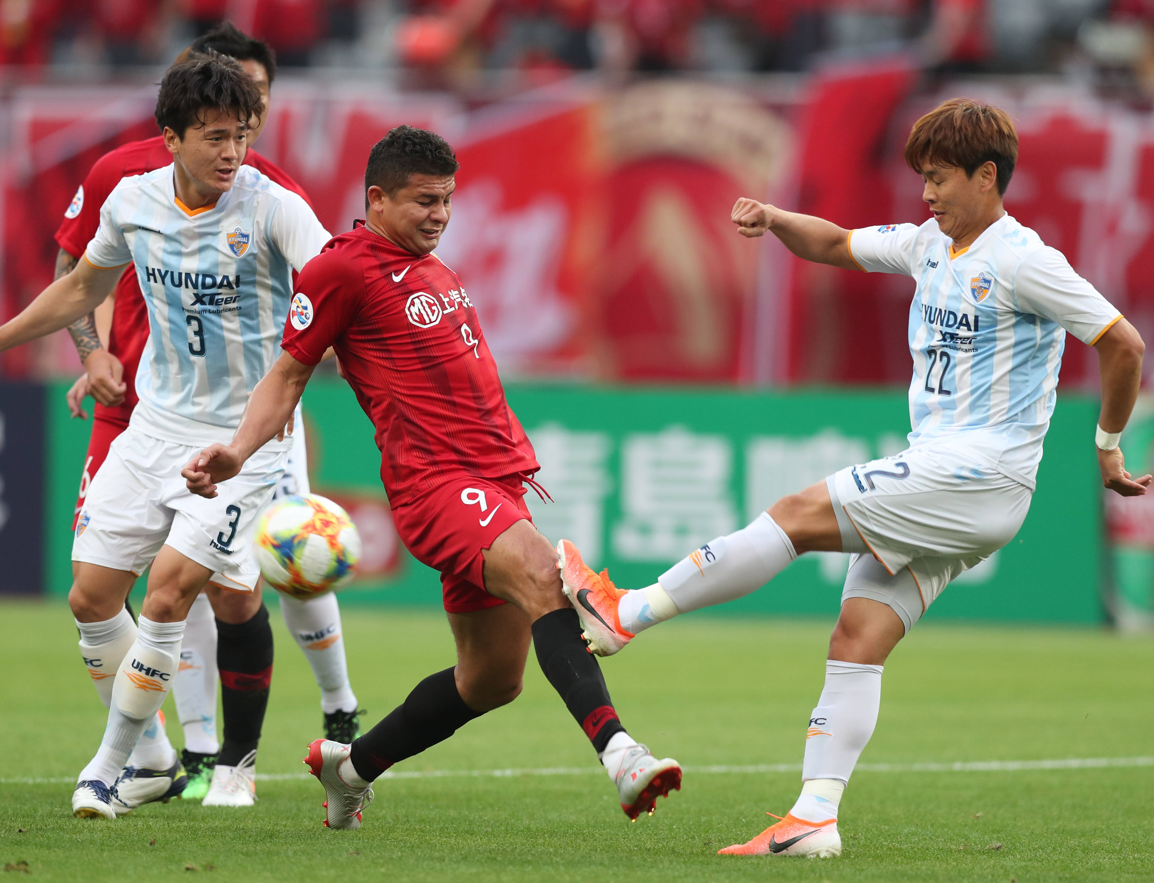 足球联赛强强对话，悬念迭起的简单介绍