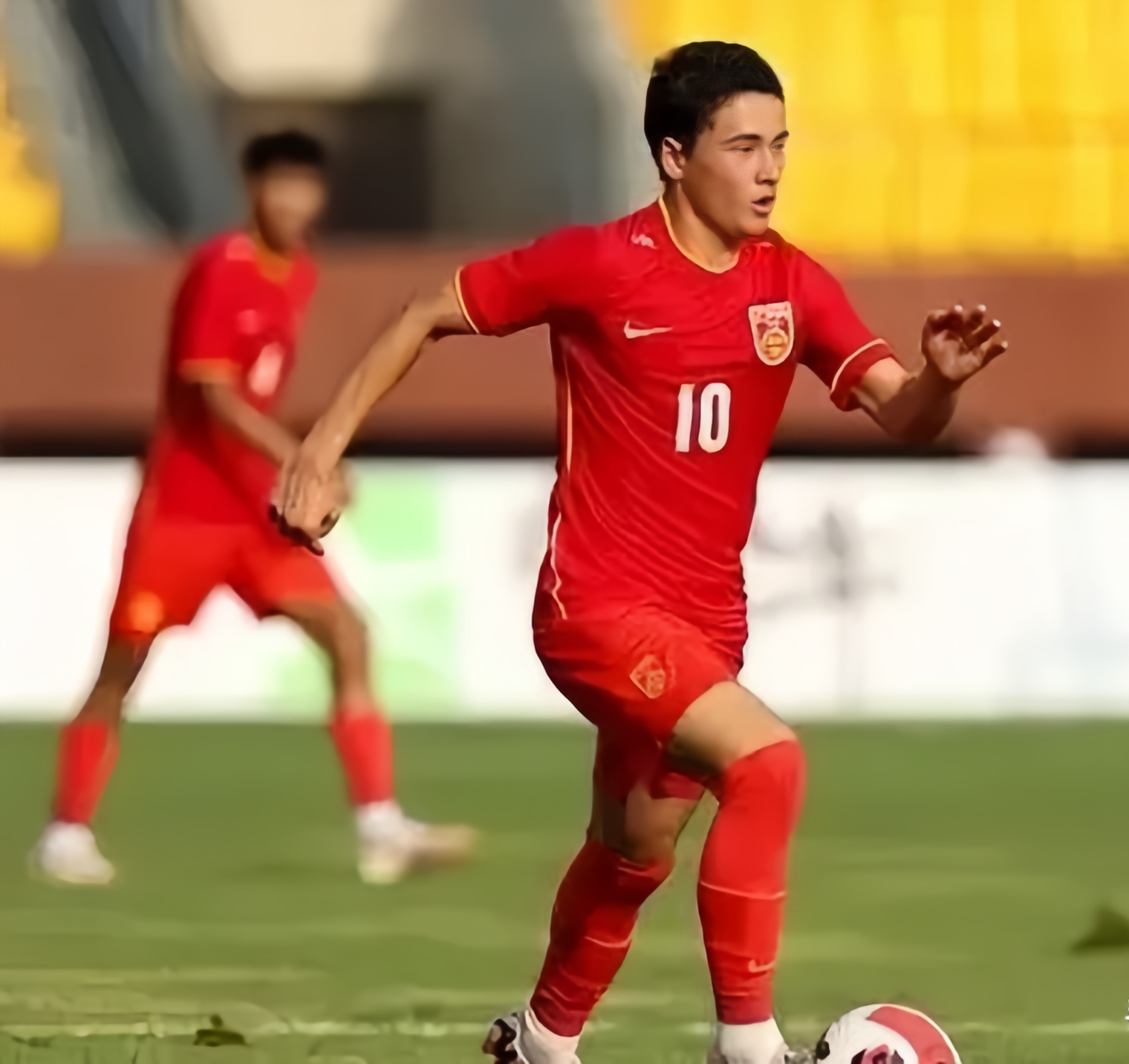 足球赛场热血澎湃，球员奋勇拼搏的简单介绍