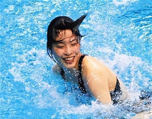 荷兰跳水明星惊艳亮相，翩翩起舞