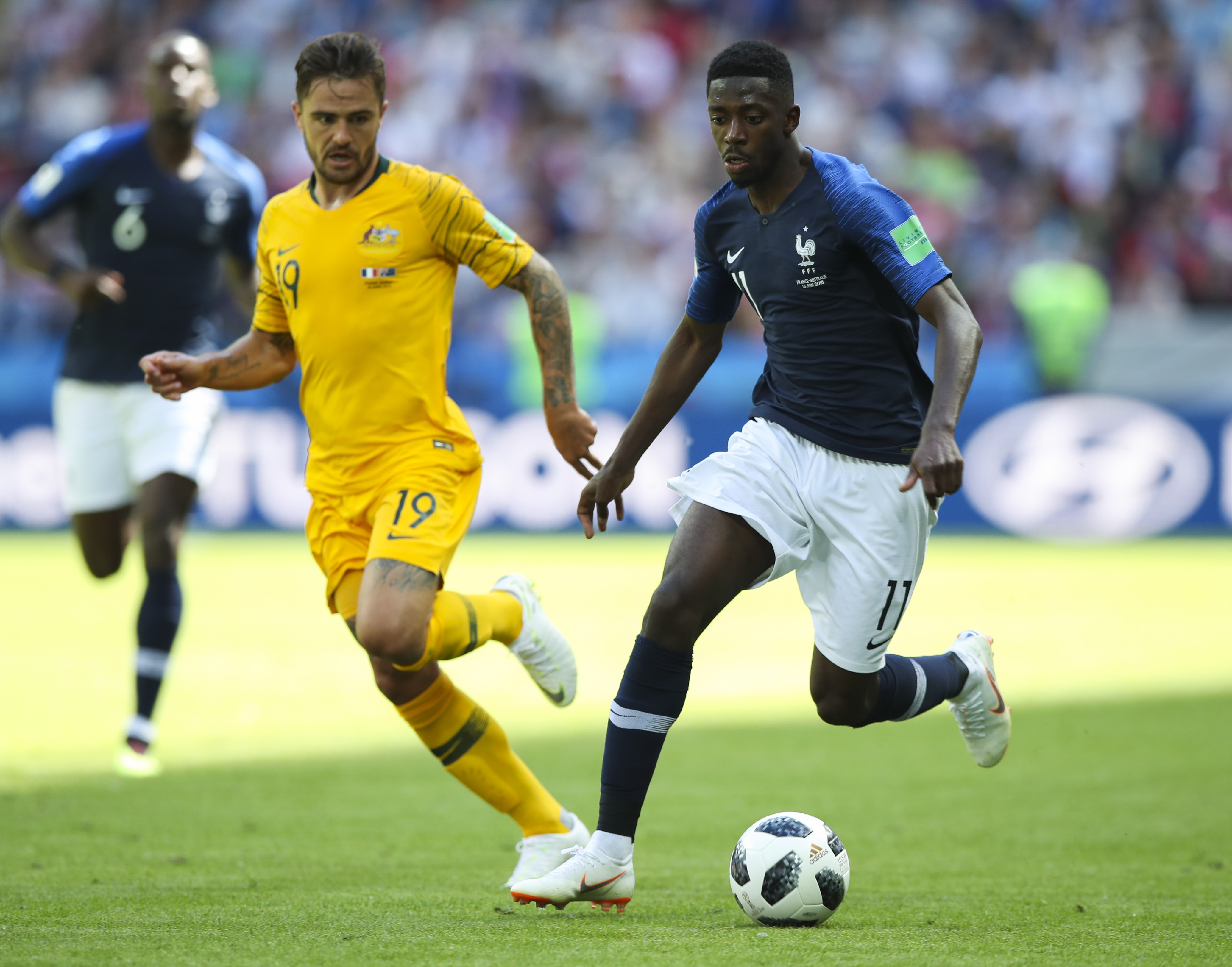 包含澳大利亚足球赛场上各队实力不分伯仲的词条