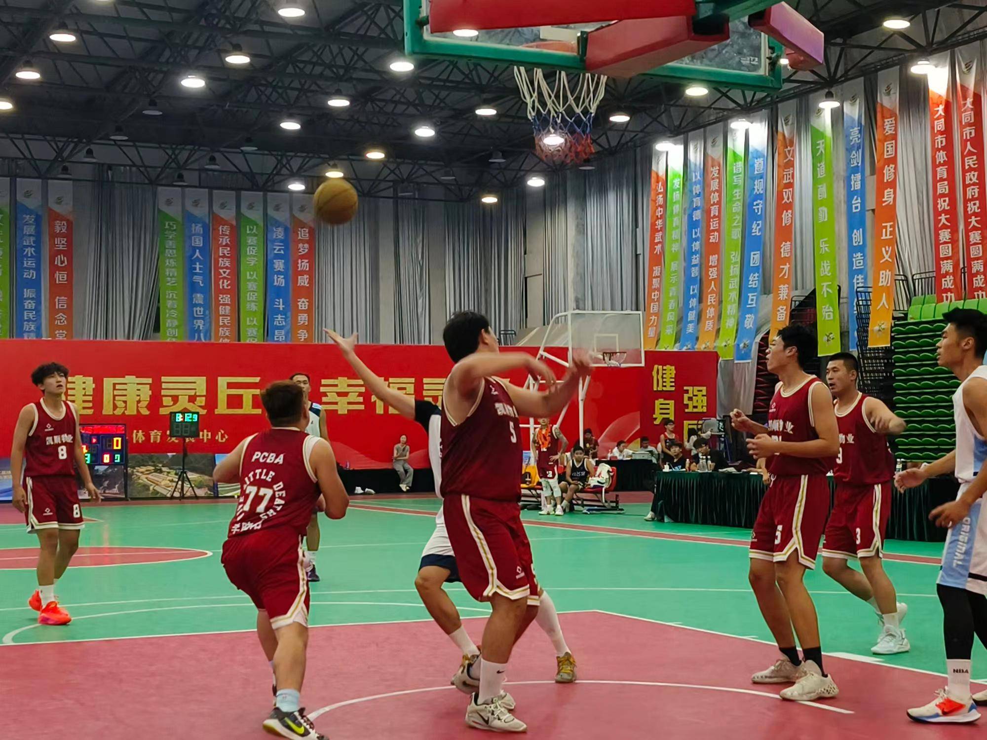 篮球赛事现场气氛火爆持续升温