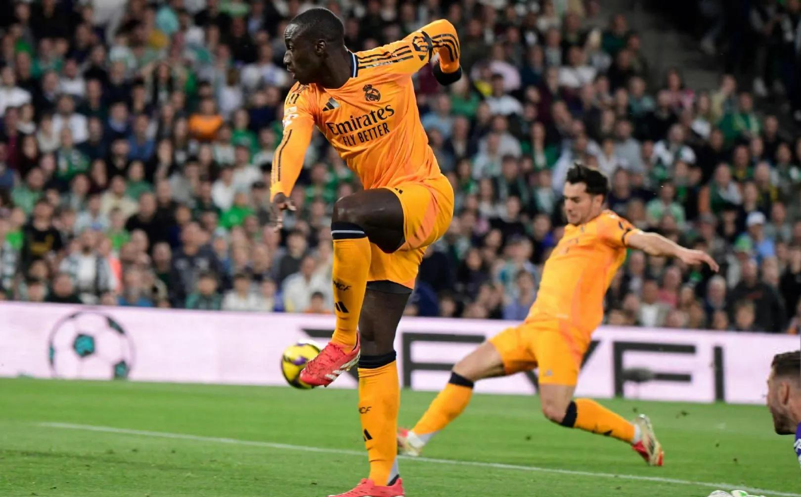 关于塞维利亚比战胜赫塔费，升至西甲榜首的信息