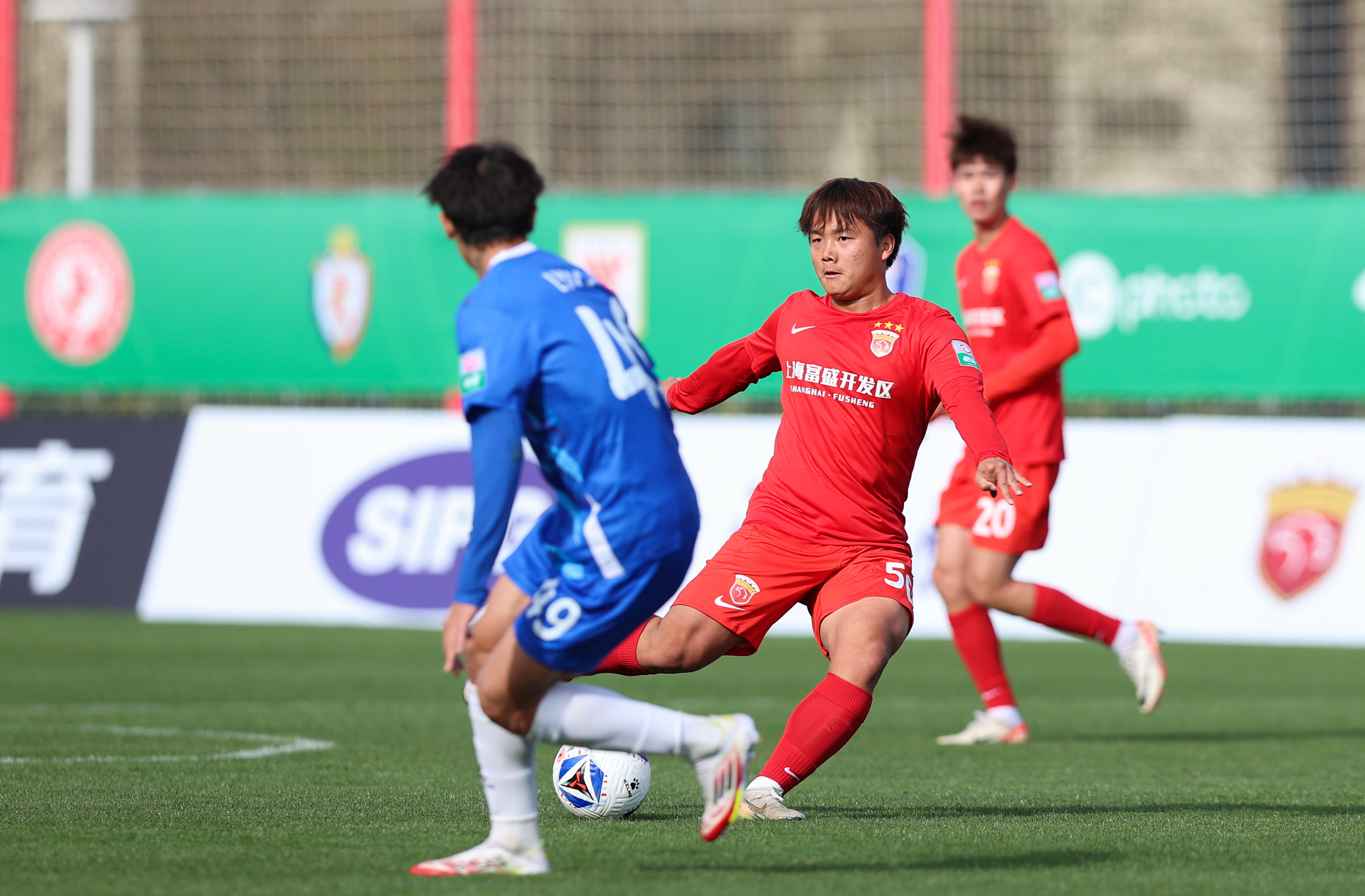 开云平台-上港逆转富德，稳定联赛排名，争夺冠军席位的简单介绍