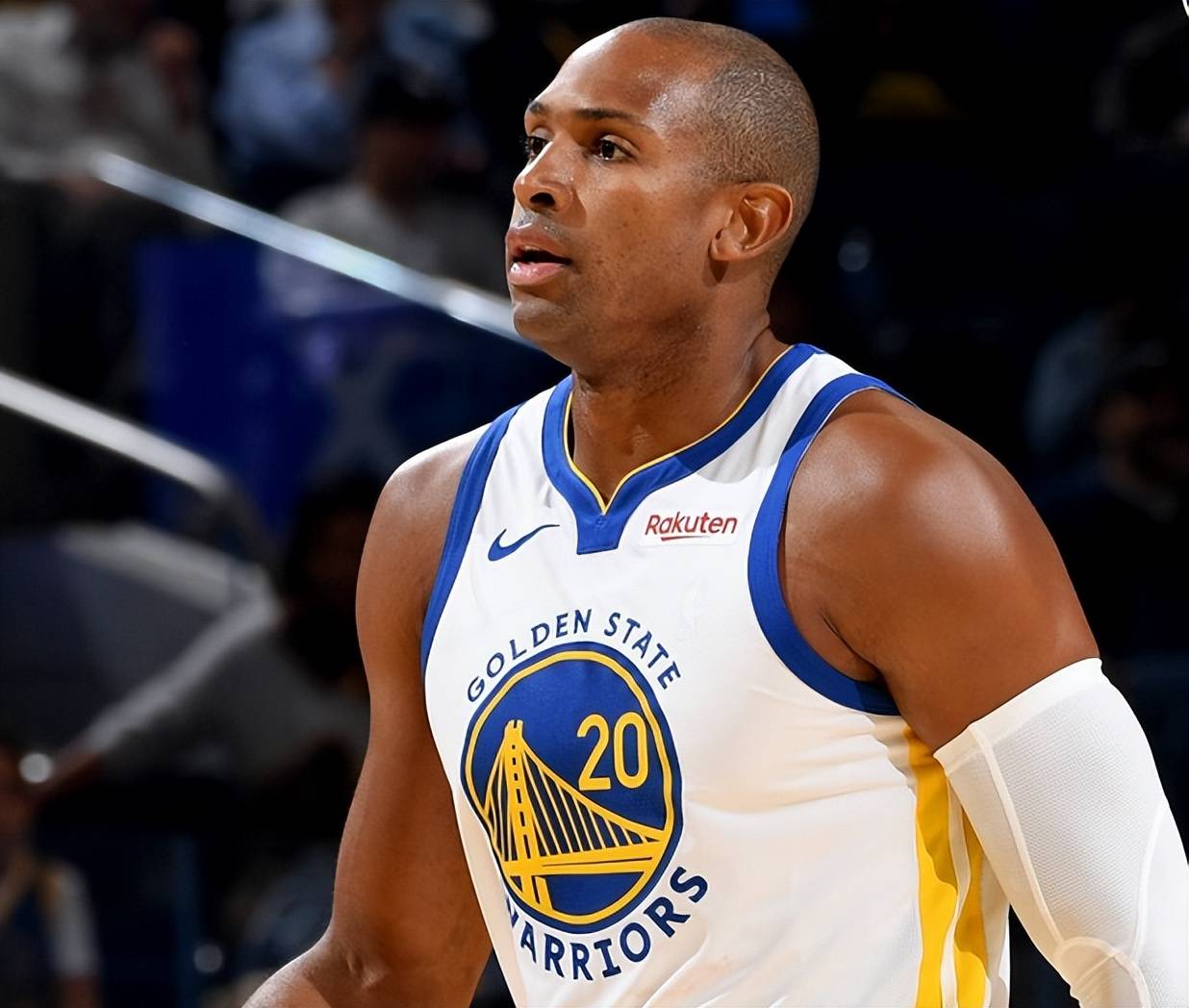 篮球明星在表演赛中大放异彩，为球迷带来视觉盛宴的简单介绍