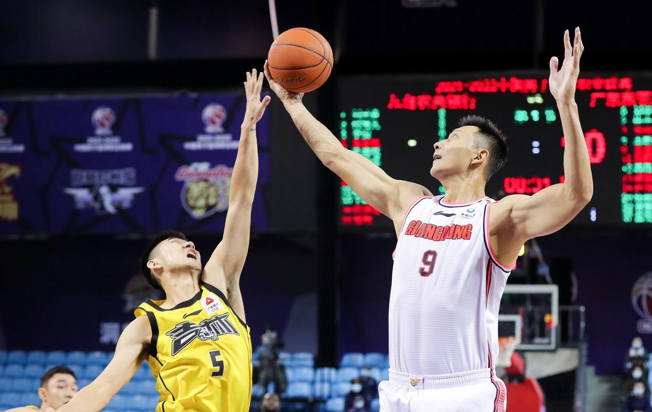 深圳队横扫灰熊，易建联状态火热的简单介绍