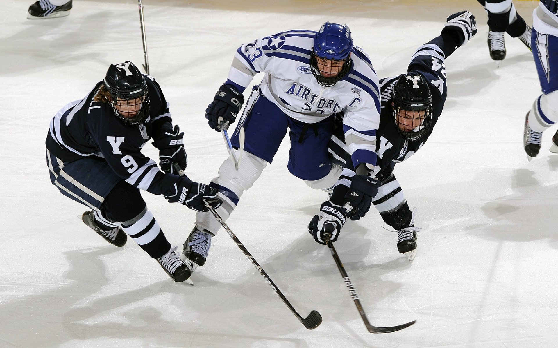奥亚尔萨瓦尔末节接管比赛，拜仁决胜局客场险胜尼斯