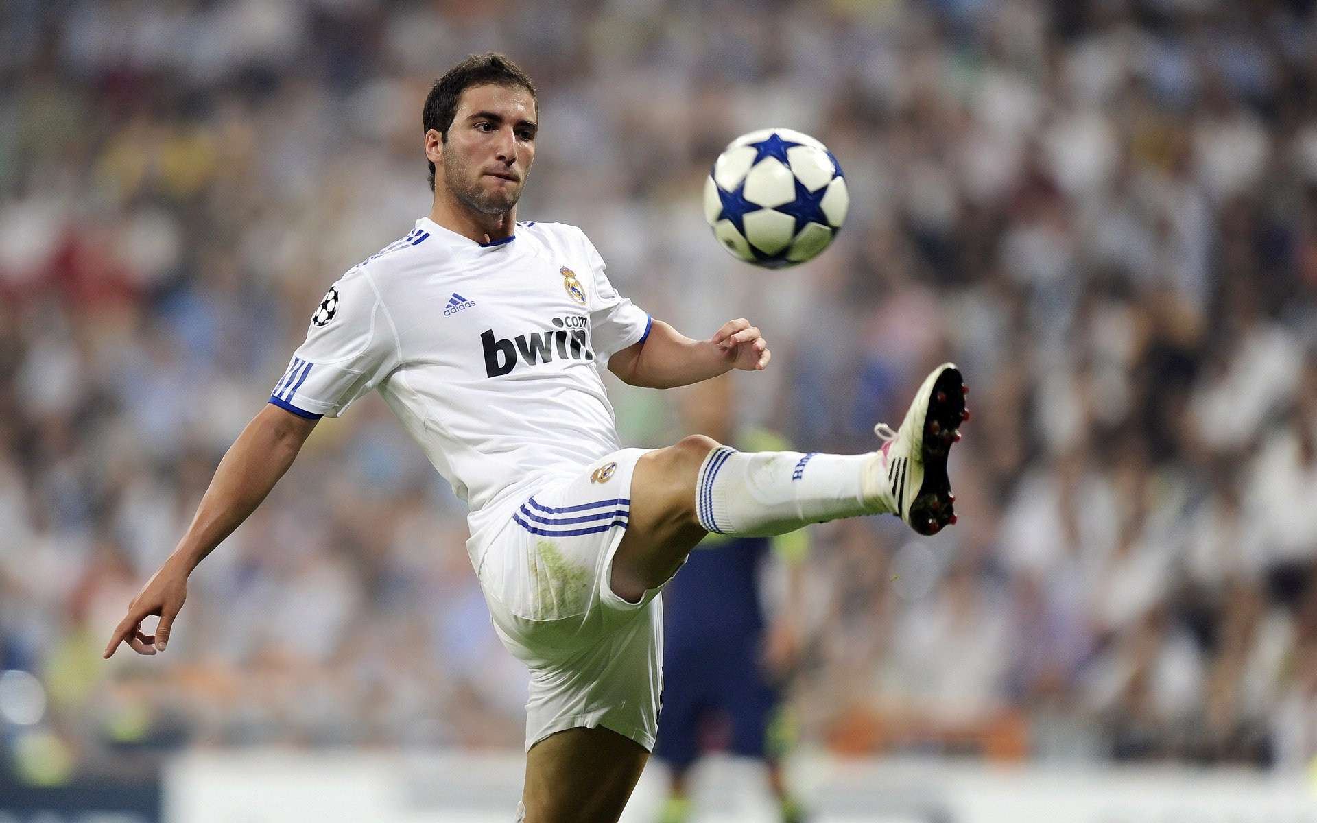 绿茵场与篮球馆的双重奏，当意甲焦点战遇见掘金压哨绝杀